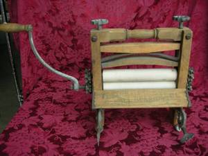 lot 65 image: Antique Wringer Washer Head