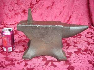 lot 13 image: Antique 50# Anvil