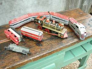 lot 38 image: Vintage Pressed Tin Trains