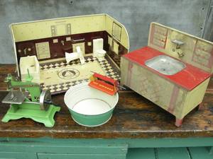 lot 39 image: Vintage Tin Litho Kids Toys