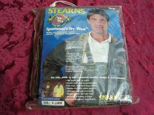lot 106 image: Stearns XL 2pc Rainwear Suit