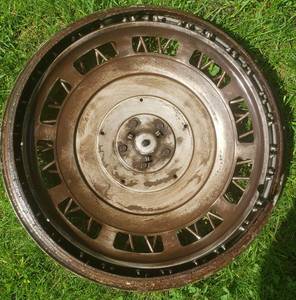 lot 9 image: Rolls Royce spoked hub caps (x3)
