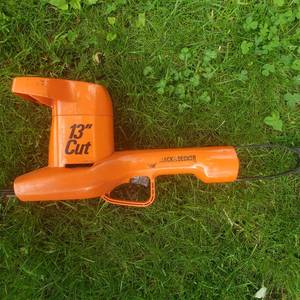 lot 8 image: Black & Decker 13 electric hedge trimmer