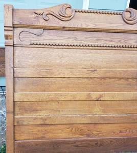 lot 10 image: Antique 34 bed frame