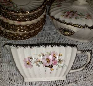 lot 14 image: 40 piece Golden Ware set by Sebring USA