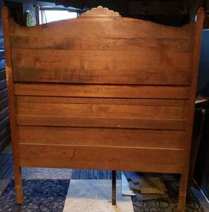 lot 20 image: Barnards Imperial Quartered Oak 34 sized bed frame on casters