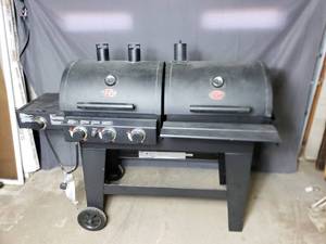lot 1 image: Char-Griller Grill  Smoker with Wood Chips