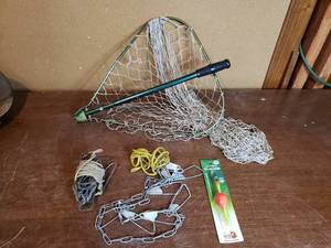 lot 35 image: Metal Fish Stringers, Bobber, Seko Folding Net