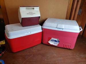 lot 44 image: Rubbermaid Coolers and Little Playmate