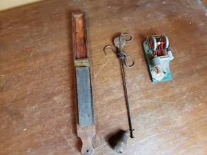 lot 97 image: Vintage Scale Weight, Sharpening Stone and Solar Machine