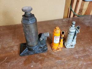 lot 111 image: 3 Bottle Jacks