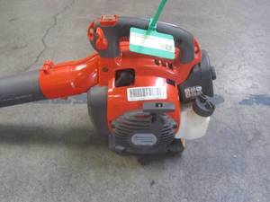 lot 4 image: Husqvarna 125BVX 28-cc 2-Cycle 170-MPH Handheld Gas Leaf Blower 952711902
