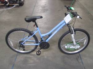 lot 15 image: Roadmaster 24 Granite Peak Girls Mountain Bike, Light Blue R3013WMLDS
