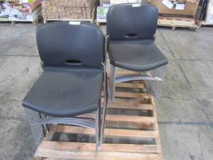 lot 211 image: Pallet of 17 - HON Olson Stacker Chairs 4042