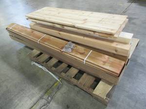 lot 441 image: WHOLESALE MIXED PALLET OF MISCELLANEOUS LUMBER, WOOD FENCE PIECES AND SHELVING
