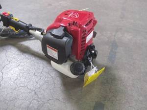 lot 23 image: Honda 35 cc Straight Shaft Gas Trimmer HHT35SLTAT