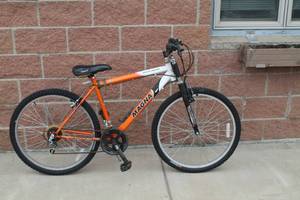 lot 26 image: MAGNA Great Divide 26 Mens Bike