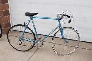 lot 11 image: SCHWINN TRAVELER, VINTAGE ROAD BICYCLE