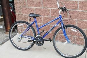 lot 40 image: Magna Night Vision  Womens 26 Bike  Blue