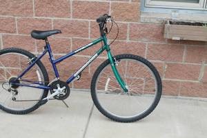 lot 42 image: Mongoose Maneuver 26 Womens Bike