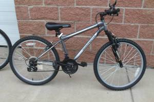 lot 58 image: Roadmaster Granite Peak Mens Mountain Bike 24 Wheels Gray