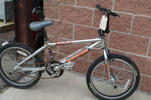lot 44 image: Mongoose Hoop D 20 Youth Bike
