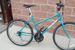 lot 49 image: Huffy Superia 15 Speed 26 Wheel Size Womens Mountain Bike