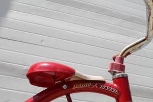 lot 70 image: Radio Flyer 10 Classic Tricycle