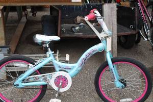 lot 78 image: Schwinn Deelight 20 Girls Bike