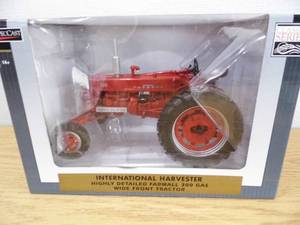 lot 18 image: IH Farmall 300 Tractor