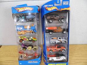 lot 50 image: Lot of 2 HotWheels Gift Packs