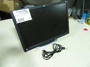 lot 28 image: HP L2245w 22 WideScreen LCD Monitor 1680 x 1050
