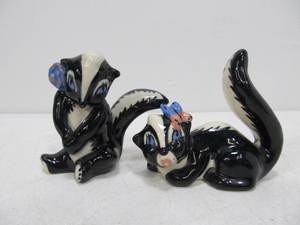 lot 12 image: 1950s Skunk Figurines wFlowers
