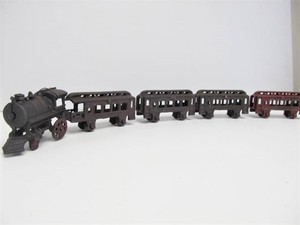 lot 46 image: Old Vintage Small Cast Iron Train Set