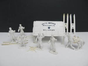 lot 48 image: Old Vintage ARCTIC DEFENSE Headquarters Toy Soldier Partial Playset
