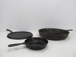 3 Vintage &amp Antique Cast Iron Skillets