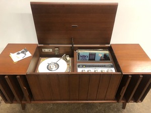 lot 7 image: Excellent Mid Century 1960s ZENITH Designer Series Turntable Stereo Console Cabinet