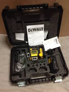 DEWALT 50 ft. &amp 165 ft. Red Self-Leveling 3-Beam Cross Line Laser Levelin good condition