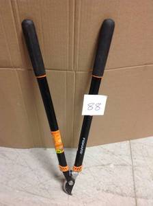 Fiskars 1-12 in. Cut Capacity Bypass Lopper with Steel Bade and Handle in good condition