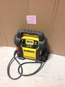 DEWAL PORTABLE CHARGER