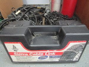 lot 705 image: TIRE CHAINS AND BUNGEES