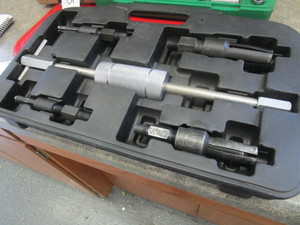 lot 713 image: BEARING PULLER SET