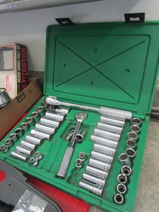 lot 714 image: SAE & METRIC SOCKET WRENCH SET