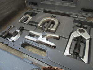 lot 718 image: PULLEY PULLER SET