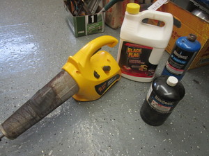 lot 729 image: BUG FOGGER WITH JUICE AND TANKS