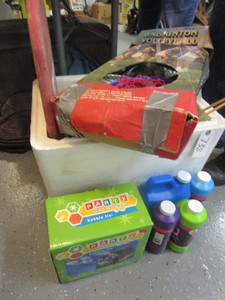 lot 738 image: OUTDOOR FUN AND GAMES WITH BUBBLE BLOWER AND JUICE