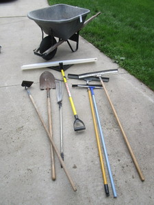 lot 817 image: WHEELBARROW AND LAWN AND GARDEN TOOLS
