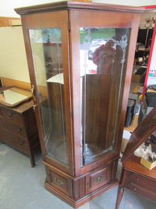 lot 823 image: MORTON BOOTH COMPANY 8 GUN CABINET