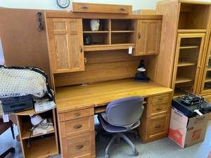 lot 828 image: OAK COMPUTER DESK WITH HUTCH, CHAIR AND INTERCHANGEABLE DRAWER