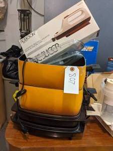 lot 807 image: ELECTRIC KNIFE AND CROCK POTS
